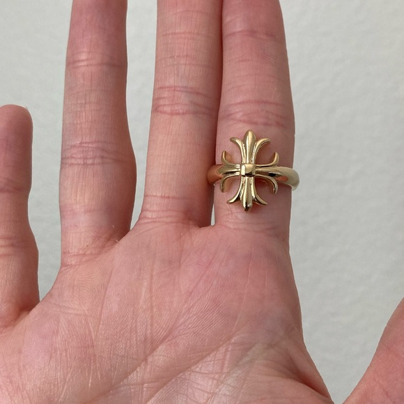 New Vanessa Mooney gold THE FLEUR CROSS RING - Picture 5 of 9